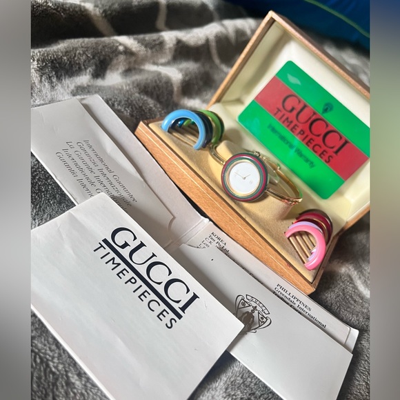 Gucci timepiece with interchangeable bezel pieces - Picture 2 of 4